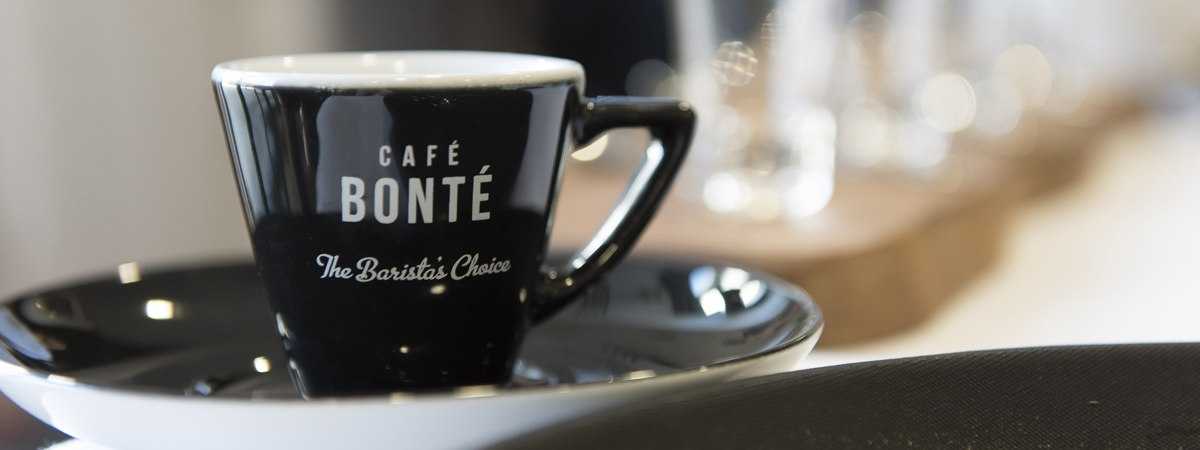 To Bean or Not to Bean: The Pros and Cons of a Bean to cup vs. Traditional Espresso Machine