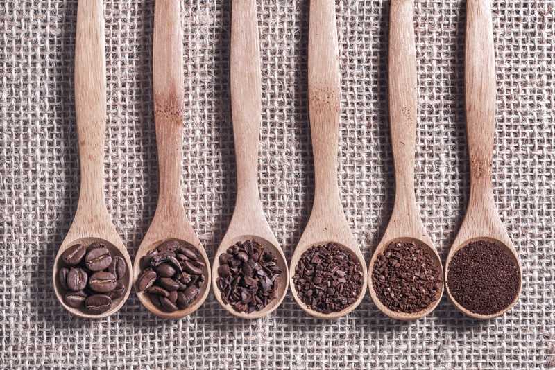 six spoons with different coffee grinds