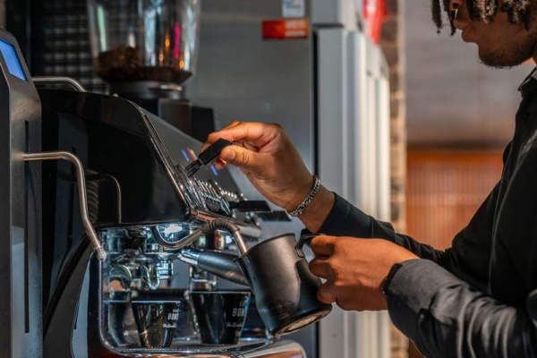 La Spaziale S10 2 Group Compact - barista steaming milk
