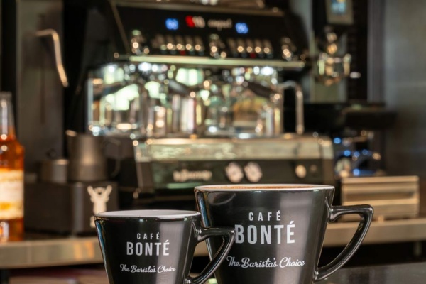 La Spaziale S10 2 Group Compact - cafe bonte cups with machine in background