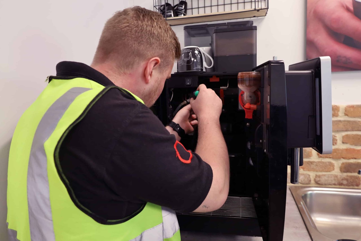 Liquidline engineer servicing machine