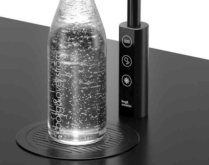 Borg & Overström T1 with a water bottle full of sparkling water