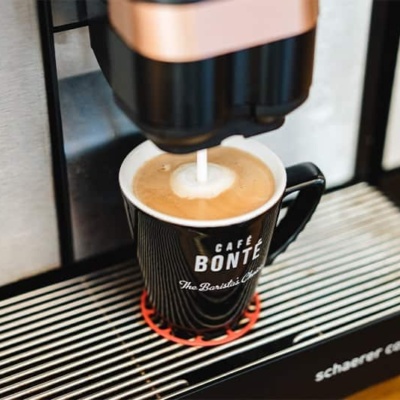 Schaerer Coffee Soul 12 - Fresh Milk dispensing a coffee into a cafe bonte mug