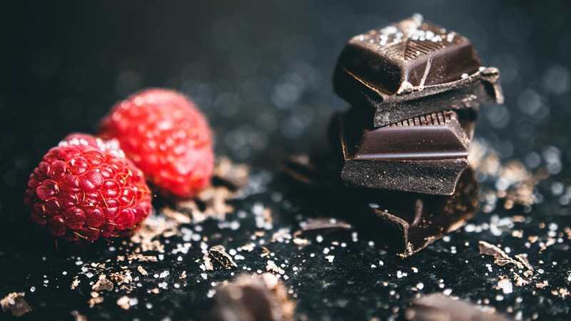 dark chocolate with raspberries