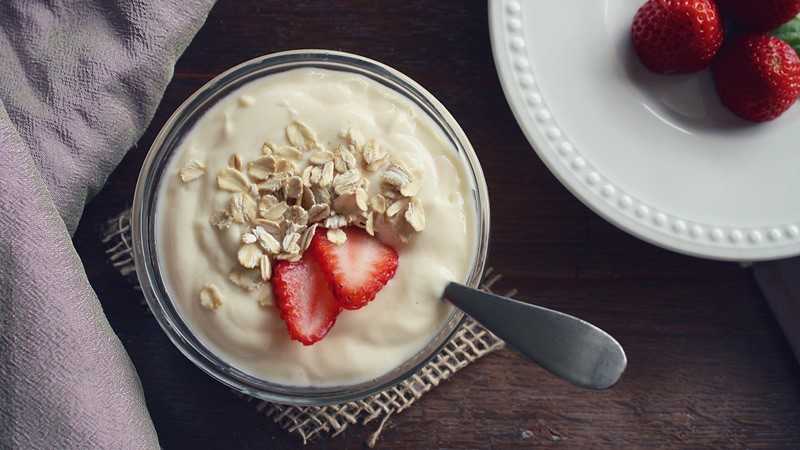yoghurt with strawberries and oats