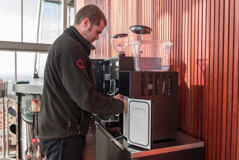 Liquidline-engineer-with-Cafetouch-4600-machine Liquidline engineer with Cafetouch 4600 machine