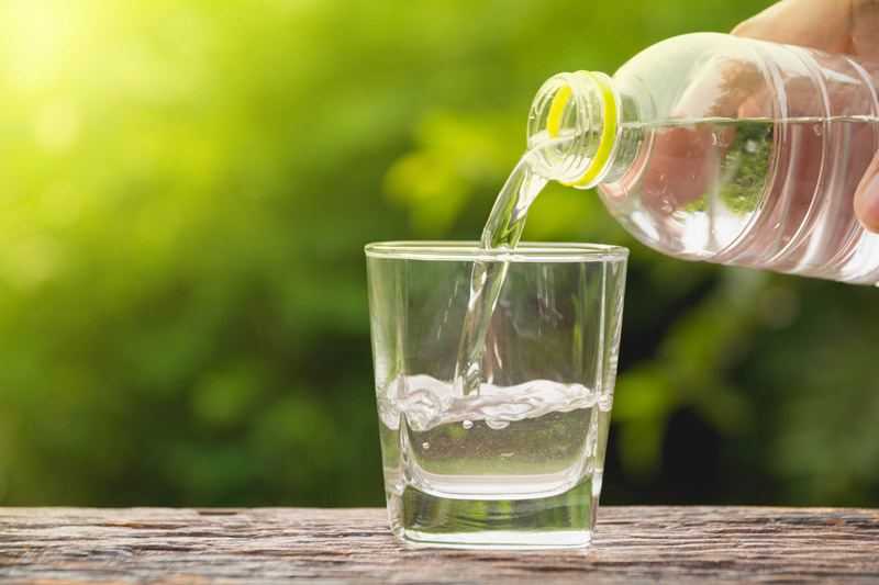 flavoured water pouring