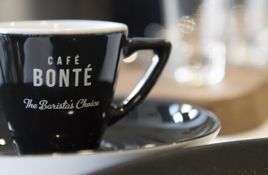 To Bean or Not to Bean: The Pros and Cons of a Bean to cup vs. Traditional Espresso Machine