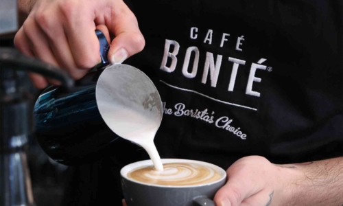 Cafe Bonte pouring coffee